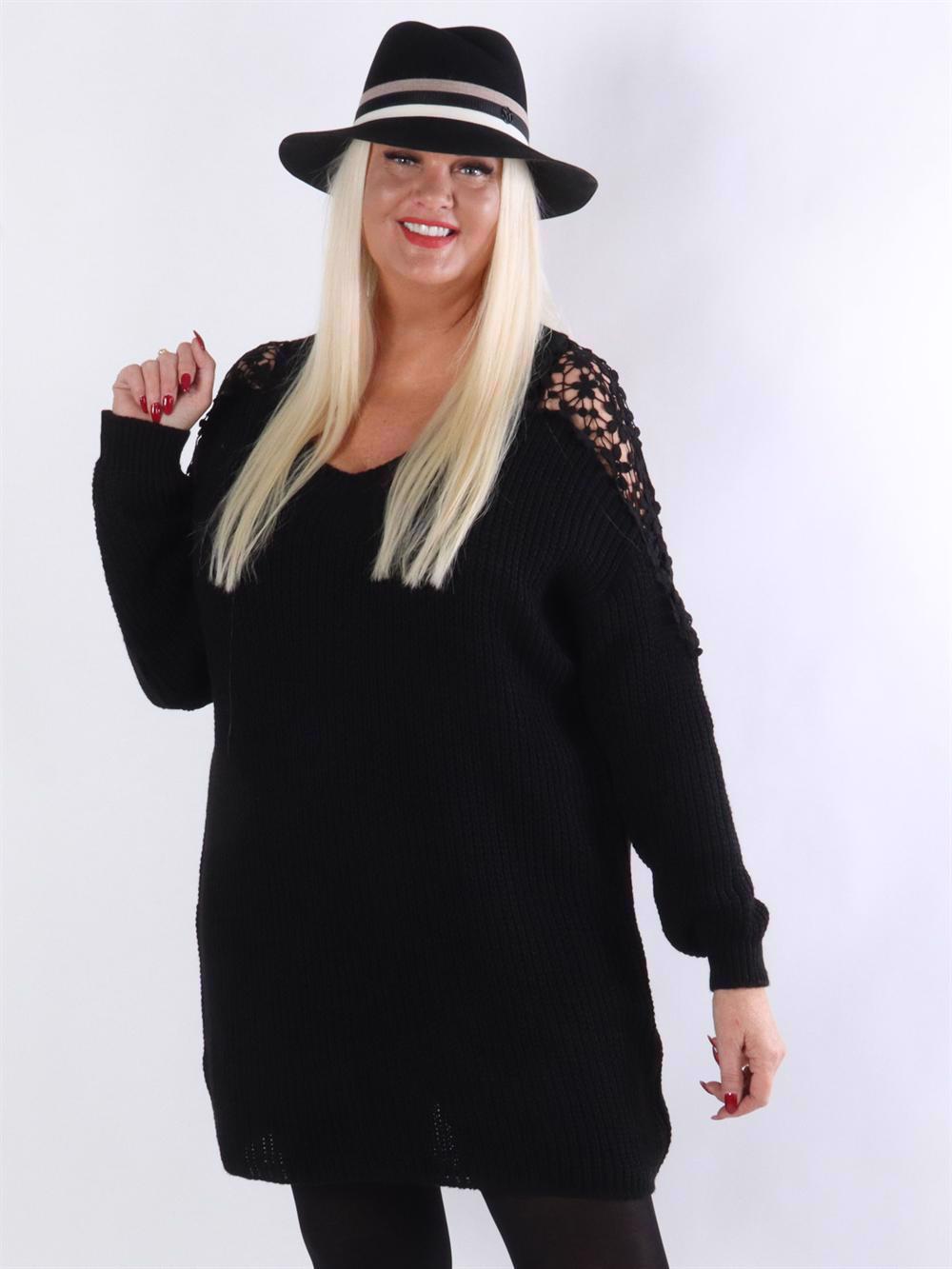 Kit - Stickad klänning med broderi på axlarna